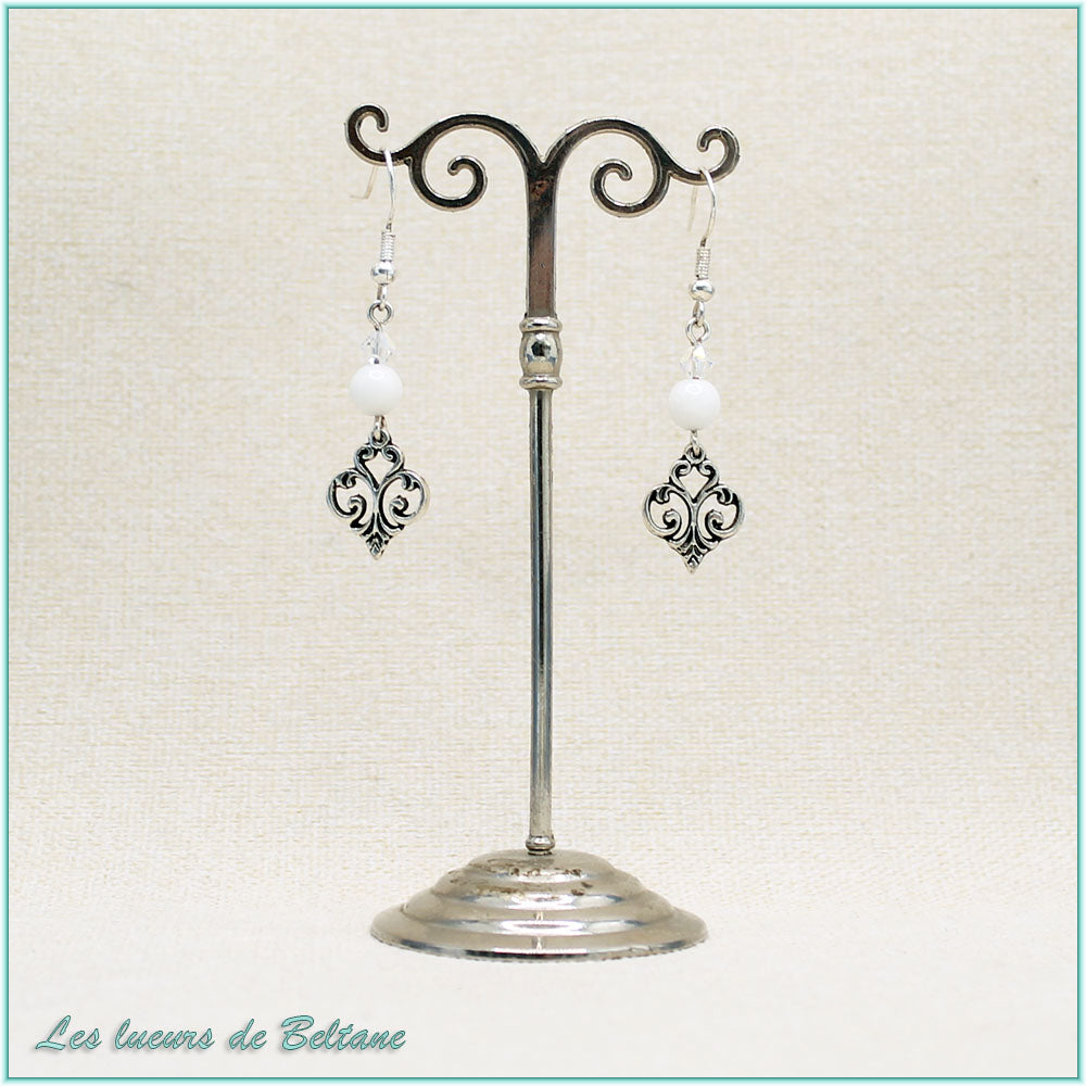 Boucles d'oreilles Aliénor, fleur de lys baroque, perles de jade blanc et de cristal