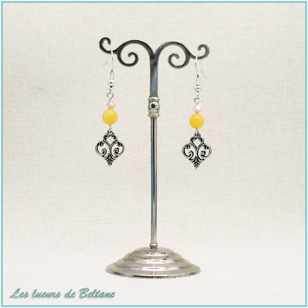 Boucles d'oreilles Aliénor, fleur de lys baroque, perles de jade jaune et de cristal