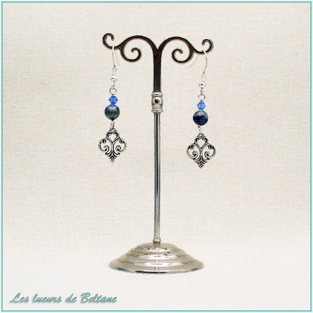 Boucles d'oreilles Aliénor, fleur de lys baroque, perles de lapis-lazuli et de cristal
