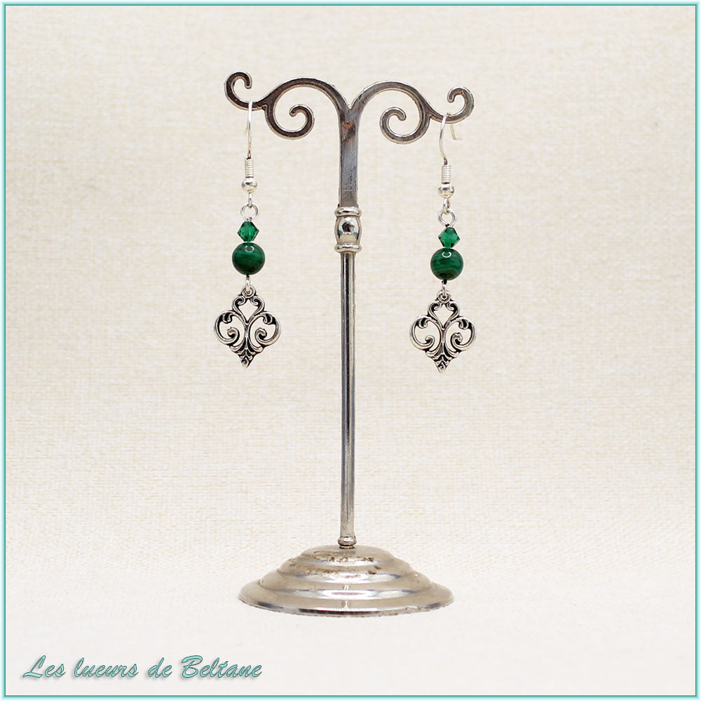 Boucles d'oreilles Aliénor, fleur de lys baroque, perles de malachite et de cristal