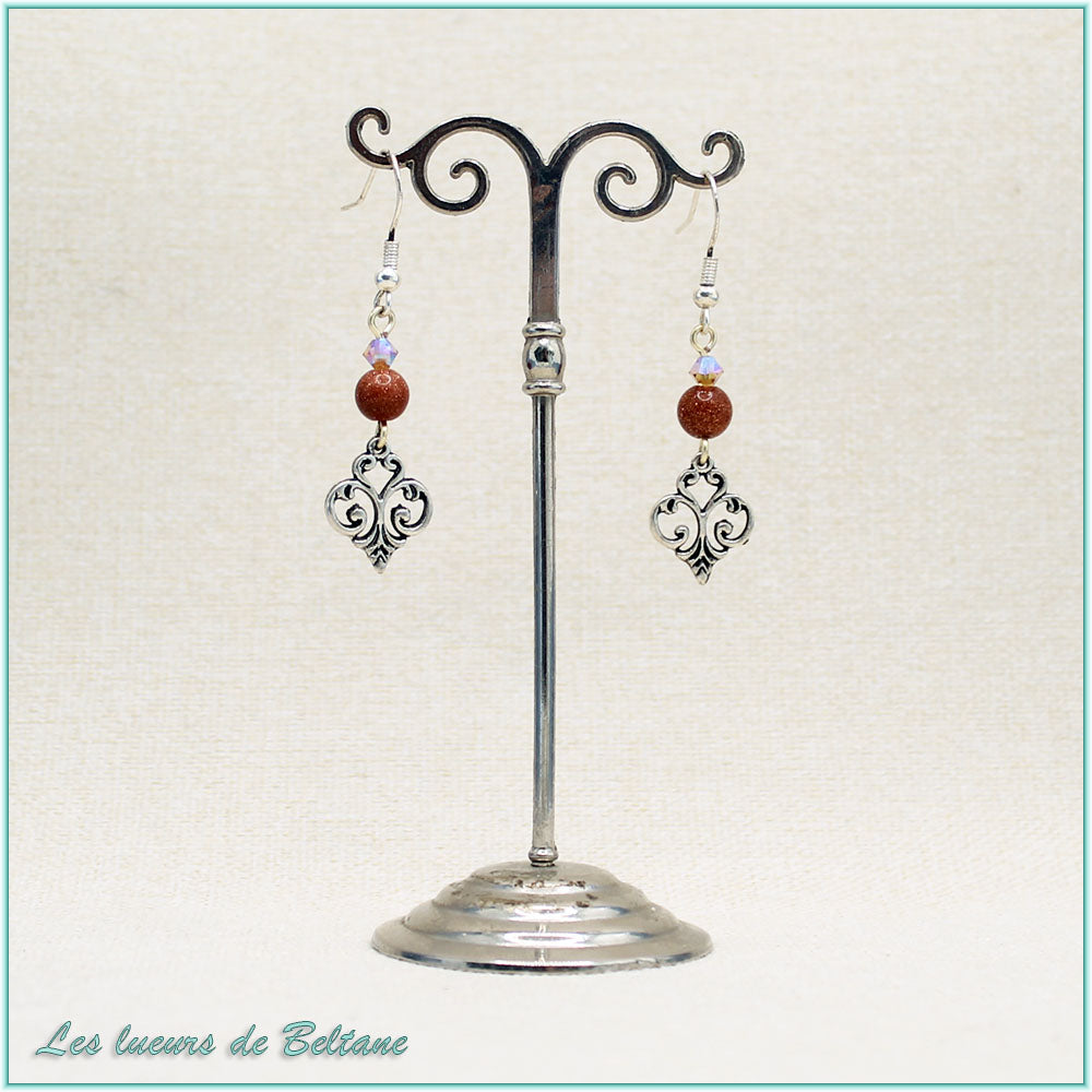 Boucles d'oreilles Aliénor, fleur de lys baroque, perles de pierre du soleil reconstituée et de cristal