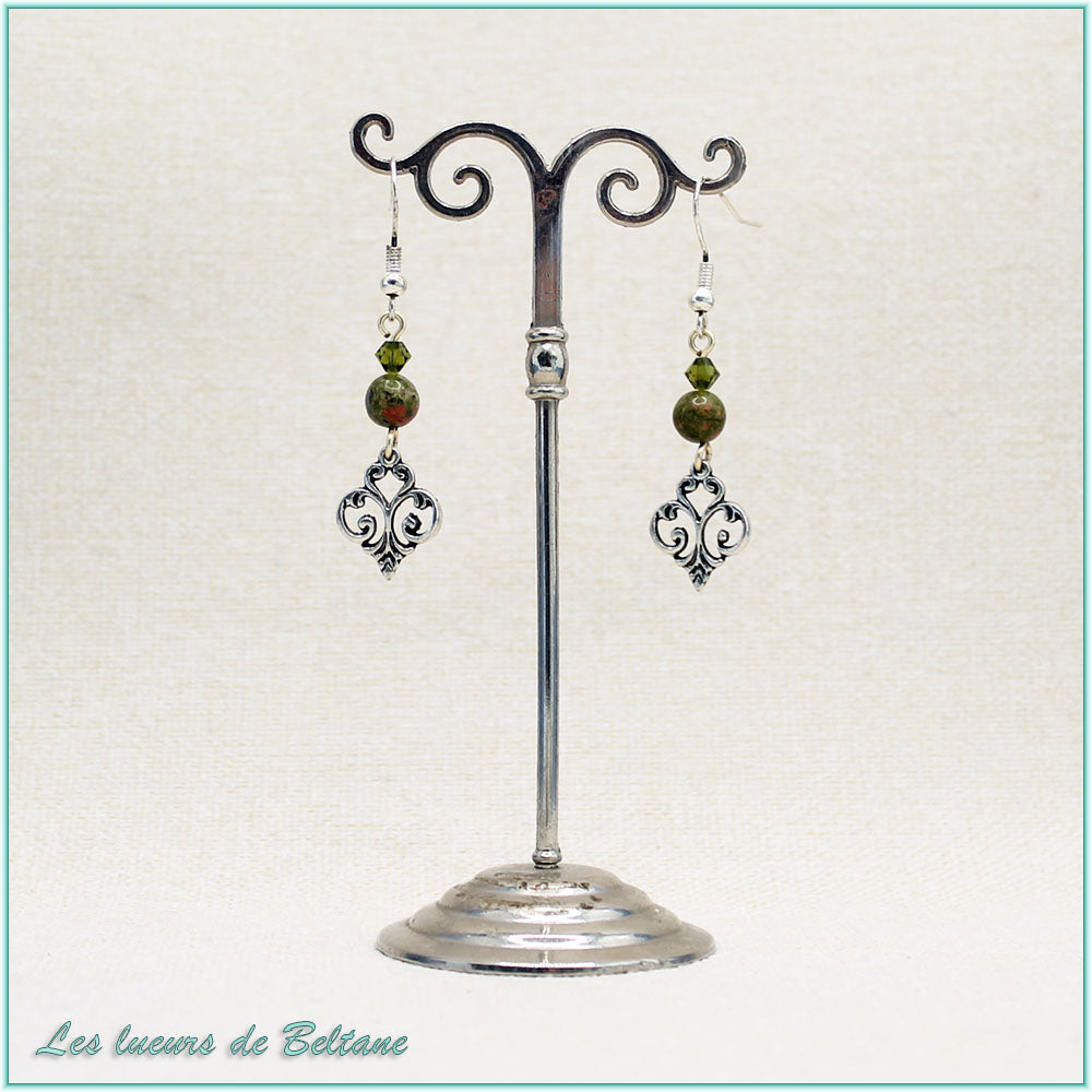 Boucles d'oreilles Aliénor, fleur de lys baroque, perles d'unakite et de cristal
