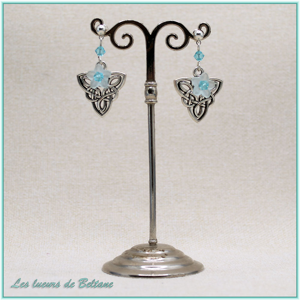 Boucles d'oreilles Bláthnat fleur blanche, coloris bleu turquoise
