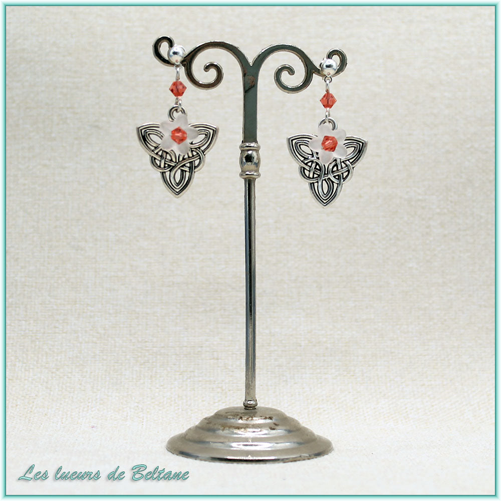 Boucles d'oreilles Bláthnat fleur blanche, coloris rose corail