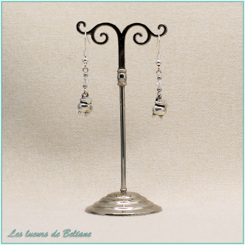 Boucles d'oreilles Branwen, petit chaudron argenté et perle en cristal blanc