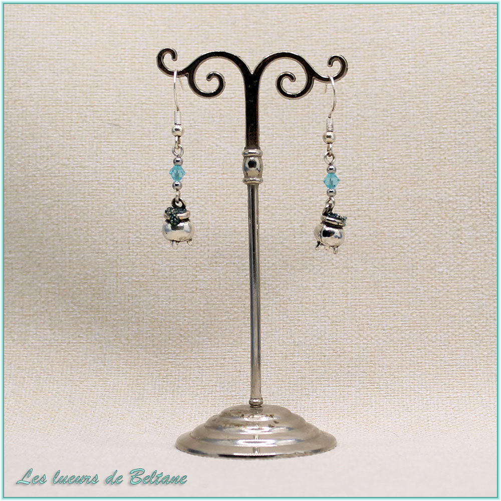 Boucles d'oreilles Branwen, petit chaudron argenté et perle en cristal bleu ciel