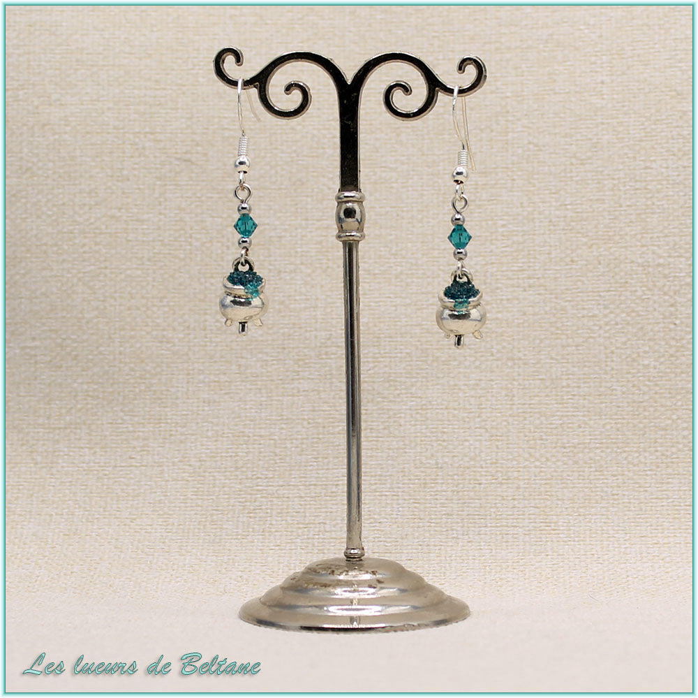 Boucles d'oreilles Branwen, petit chaudron argenté et perle en cristal bleu turquoise