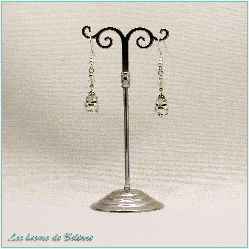 Boucles d'oreilles Branwen, petit chaudron argenté et perle en cristal jaune pâle