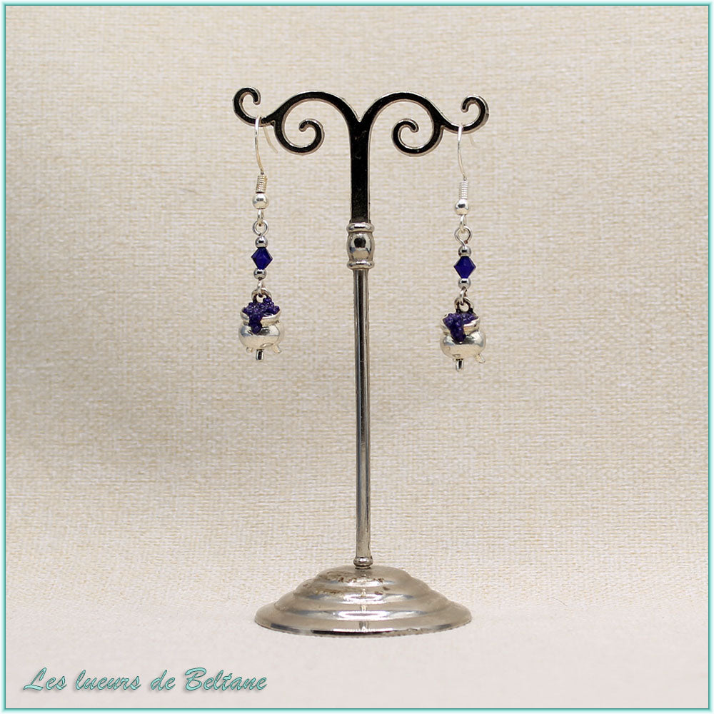 Boucles d'oreilles Branwen, petit chaudron argenté et perle en cristal bleu marine