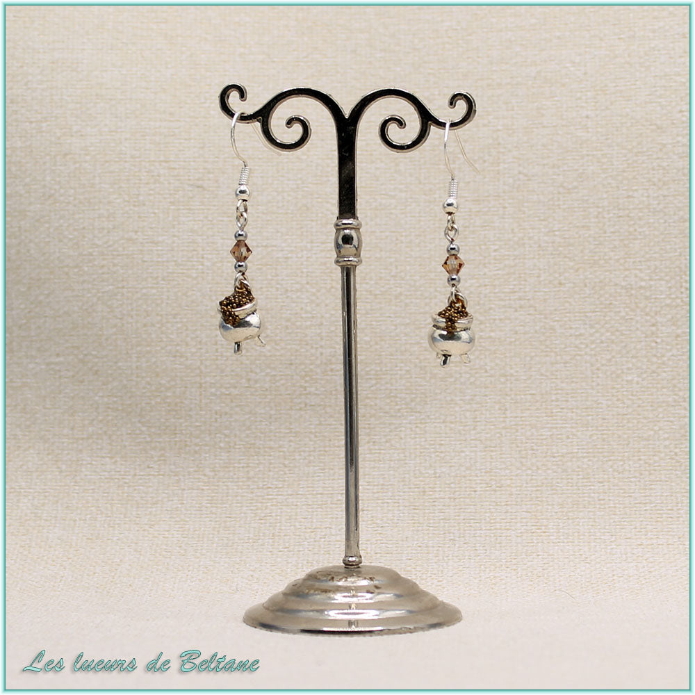 Boucles d'oreilles Branwen, petit chaudron argenté et perle en cristal marron