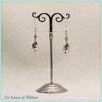 Boucles d'oreilles Branwen, petit chaudron argenté et perle en cristal marron