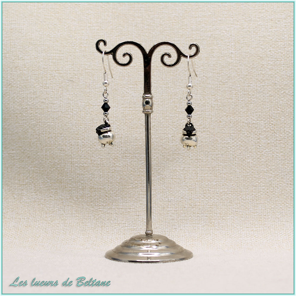 Boucles d'oreilles Branwen, petit chaudron argenté et perle en cristal noir
