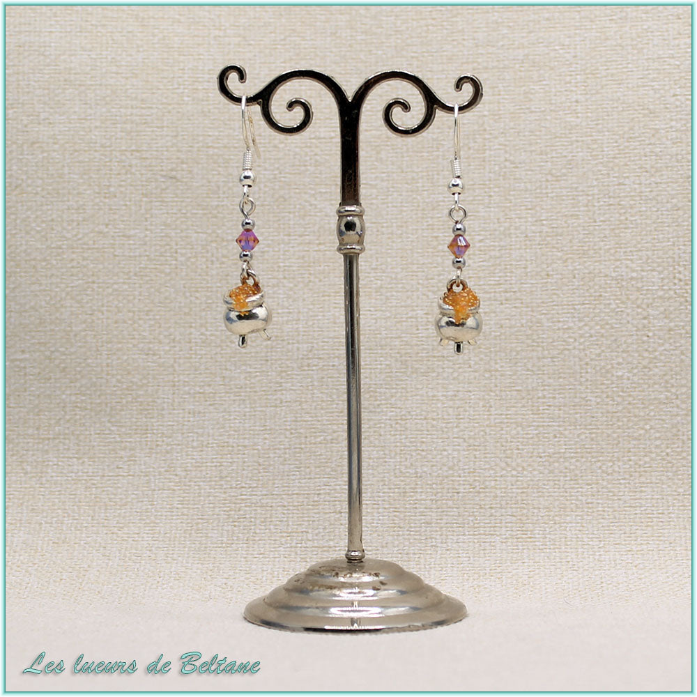 Boucles d'oreilles Branwen, petit chaudron argenté et perle en cristal orange
