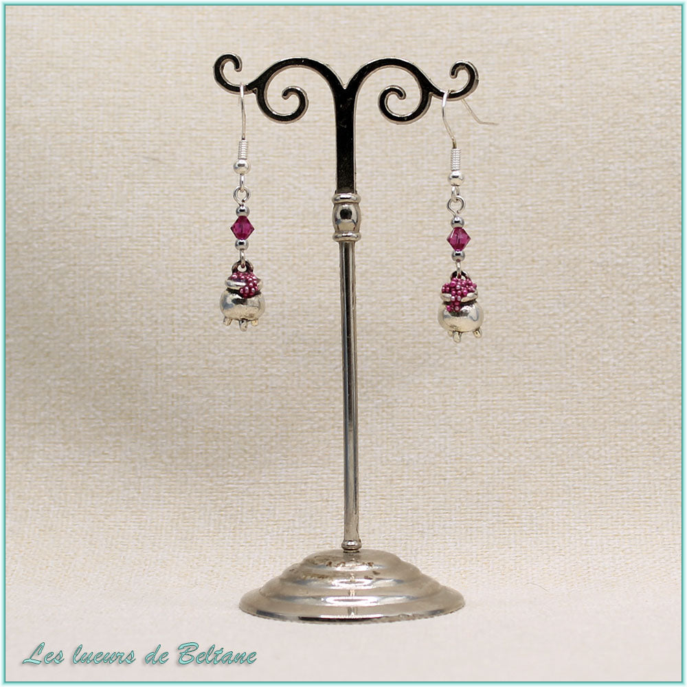 Boucles d'oreilles Branwen, petit chaudron argenté et perle en cristal rose fuchsia