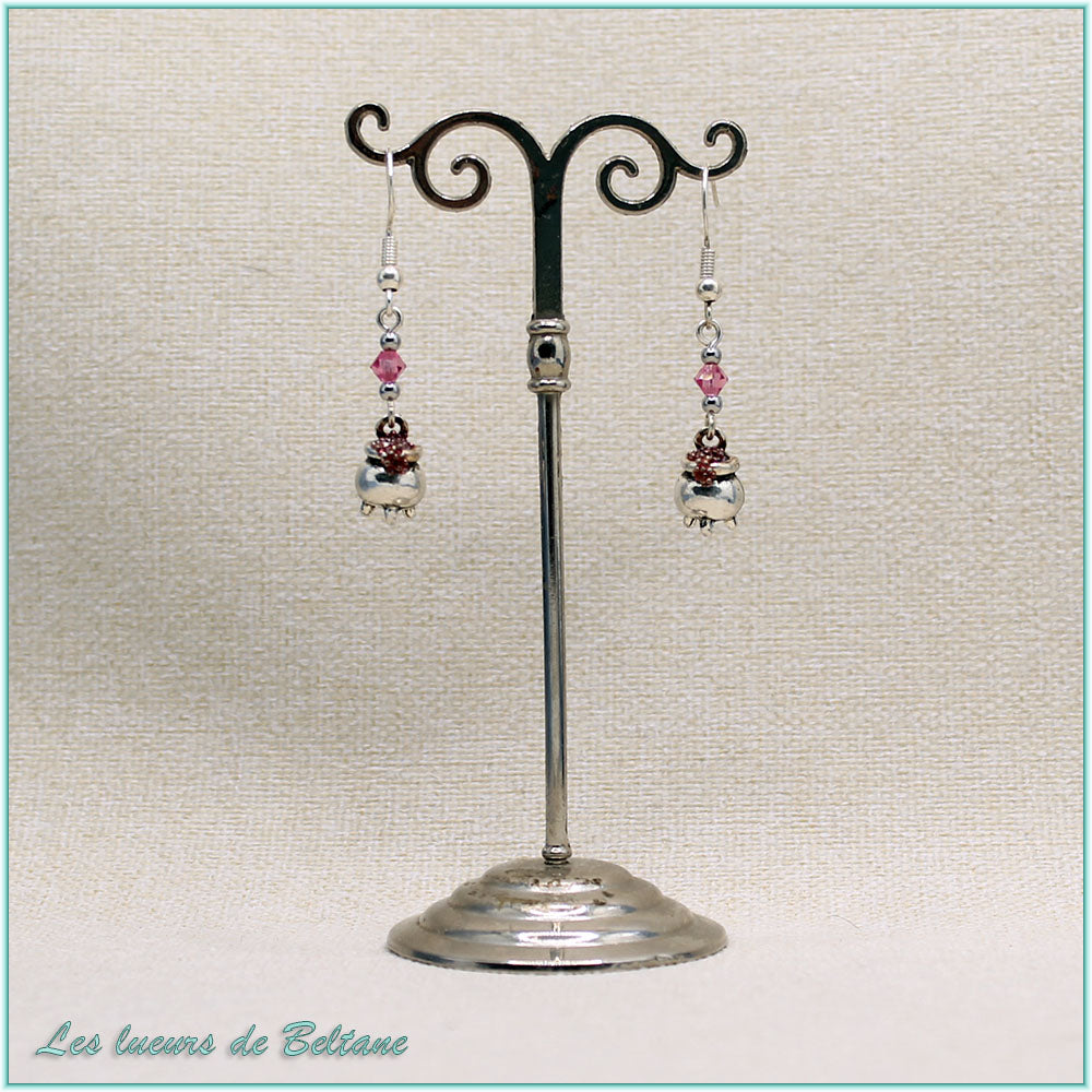 Boucles d'oreilles Branwen, petit chaudron argenté et perle en cristal rose