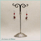 Boucles d'oreilles Branwen, petit chaudron argenté et perle en cristal rouge