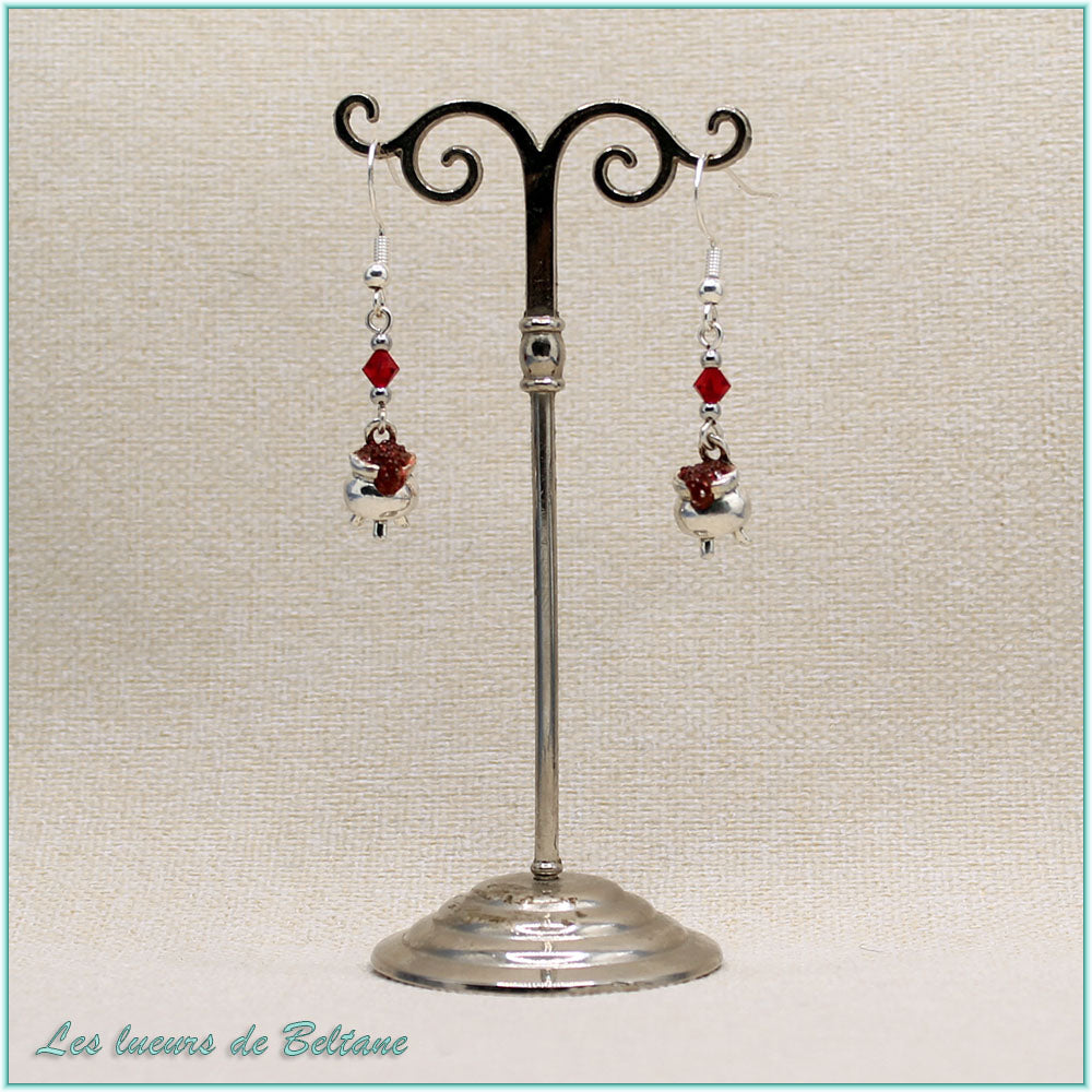 Boucles d'oreilles Branwen, petit chaudron argenté et perle en cristal rouge