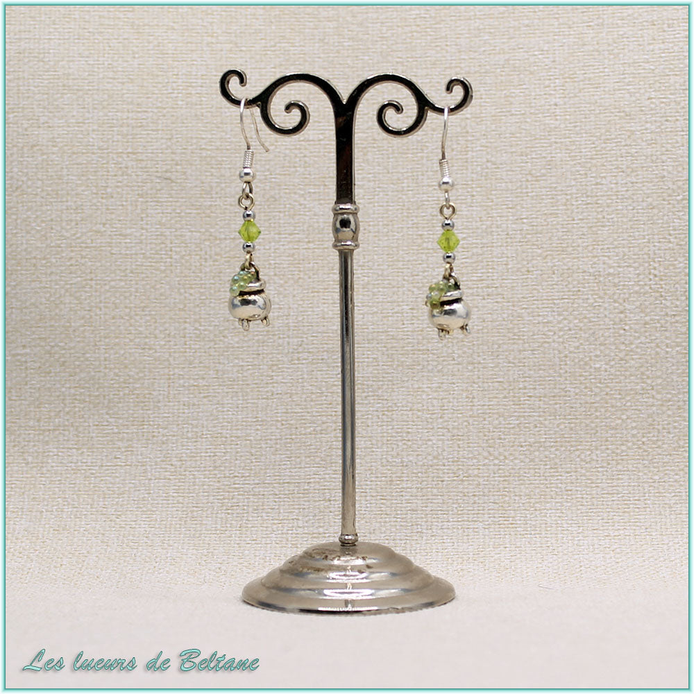 Boucles d'oreilles Branwen, petit chaudron argenté et perle en cristal vert acidulé