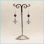 Boucles d'oreilles Cerridwen, nœud de sorcière argenté et perle en lapis lazuli