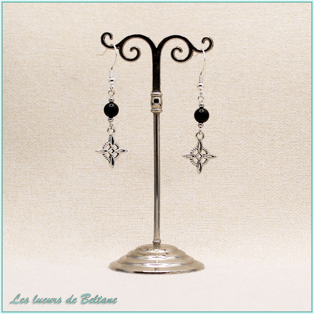 Boucles d'oreilles Cerridwen, nœud de sorcière argenté et perle en onyx noir