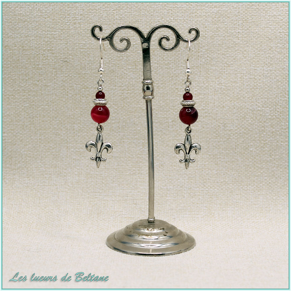 Boucles d'oreilles fleur de lys argentée et perle d'agate fuchsia, faites main
