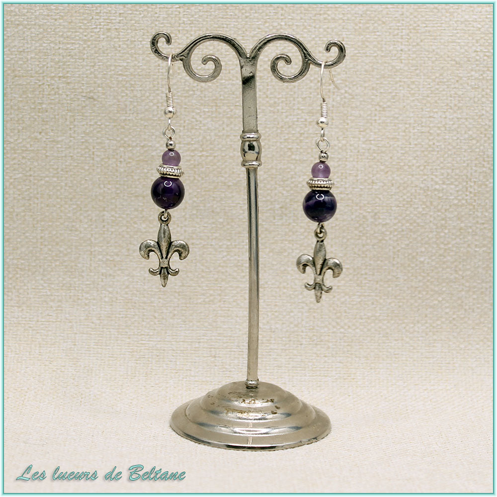Boucles d'oreilles fleur de lys argentée et perle d'améthyste, faites main