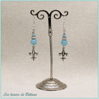Boucles d'oreilles fleur de lys argentée et perle de calcédoine, faites main