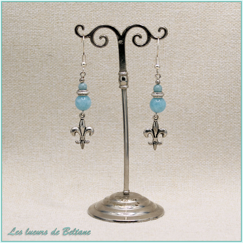 Boucles d'oreilles fleur de lys argentée et perle de calcédoine, faites main
