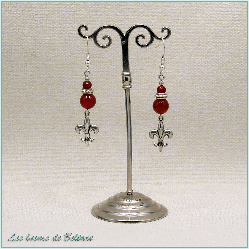 Boucles d'oreilles fleur de lys argentée et perle de cornaline, faites main