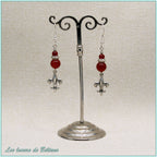Boucles d'oreilles fleur de lys argentée et perle de cornaline, faites main