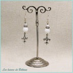 Boucles d'oreilles fleur de lys argentée et perle de jade blanc, faites main