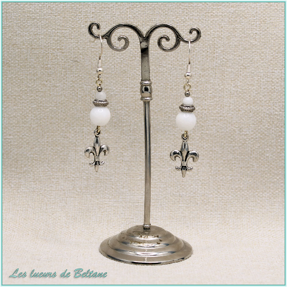 Boucles d'oreilles fleur de lys argentée et perle de jade blanc, faites main