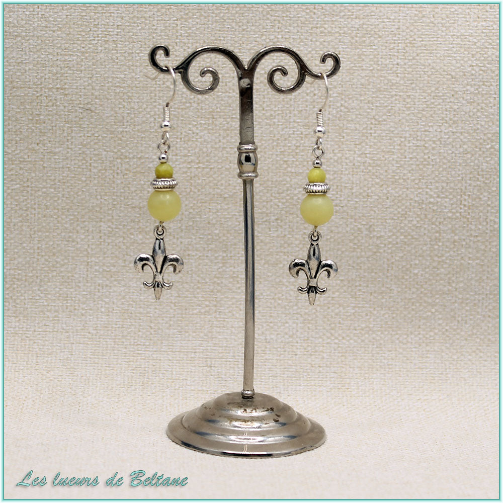 Boucles d'oreilles fleur de lys argentée et perle de jade citron, faites main