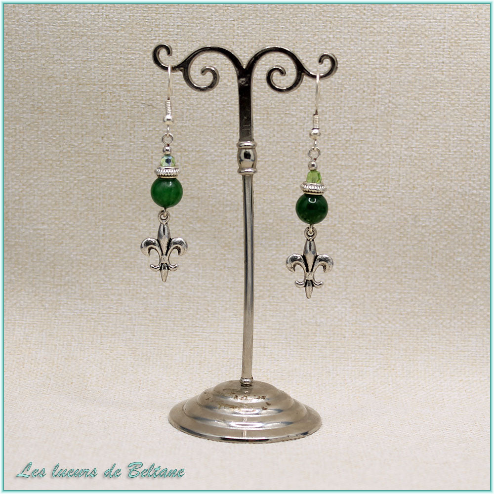 Boucles d'oreilles fleur de lys argentée et perle de jade vert, faites main