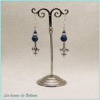 Boucles d'oreilles fleur de lys argentée et perle de lapis lazuli, faites main