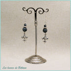 Boucles d'oreilles fleur de lys argentée et perle d'obsidienne neige, faites main
