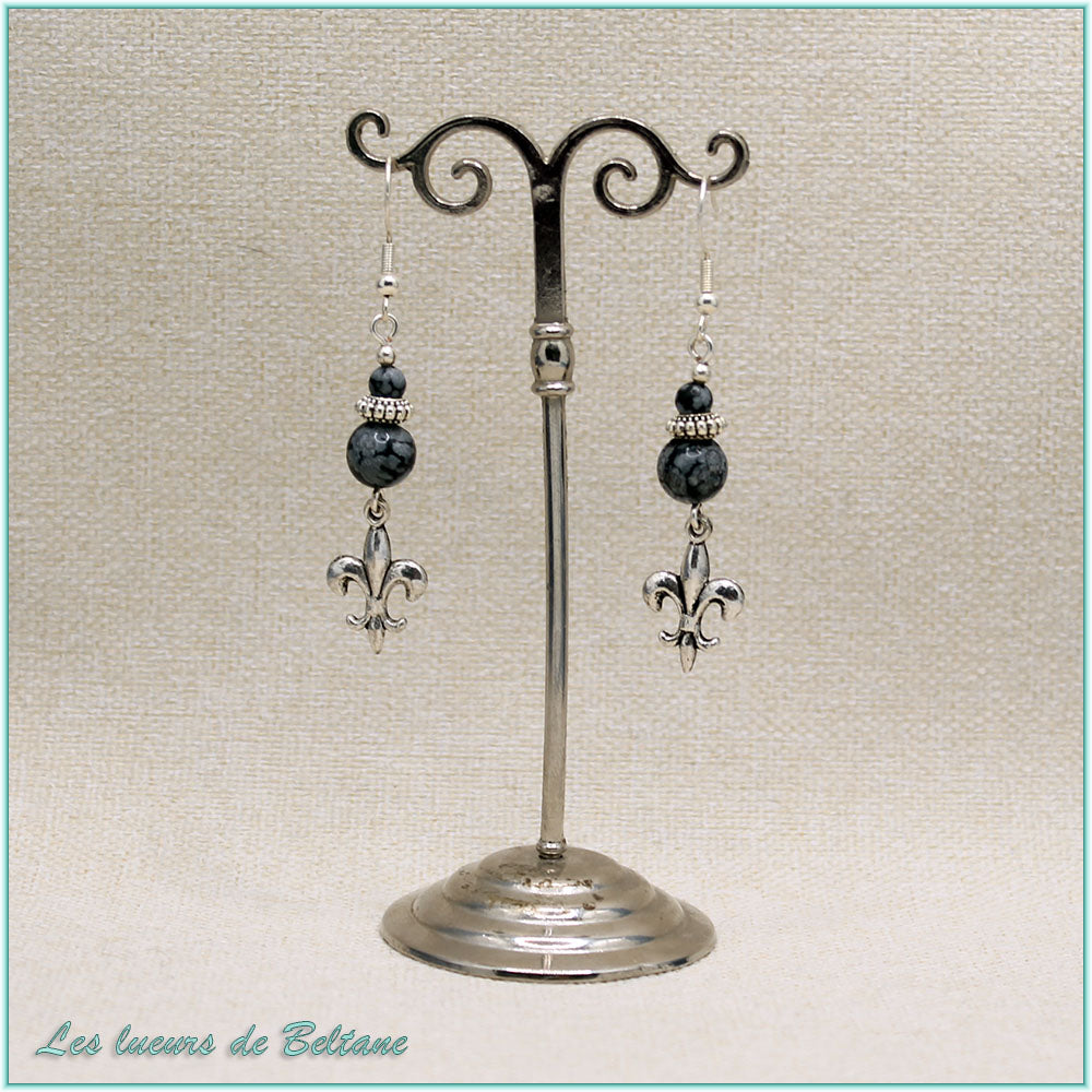 Boucles d'oreilles fleur de lys argentée et perle d'obsidienne neige, faites main