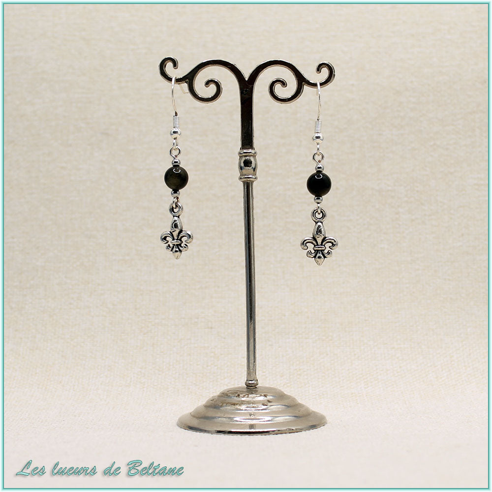 Boucles d'oreilles Iseult, fleur de lys argentée et perle d'agate noire