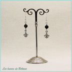 Boucles d'oreilles Iseult, fleur de lys argentée et perle d'agate noire