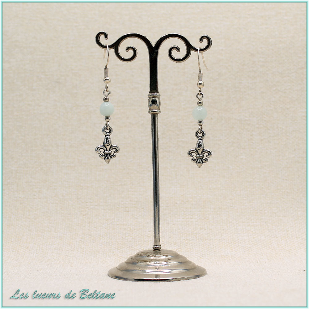 Boucles d'oreilles Iseult, fleur de lys argentée et perle d'amazonite