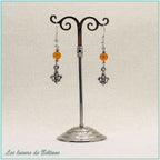 Boucles d'oreilles Iseult, fleur de lys argentée et perle d'ambre