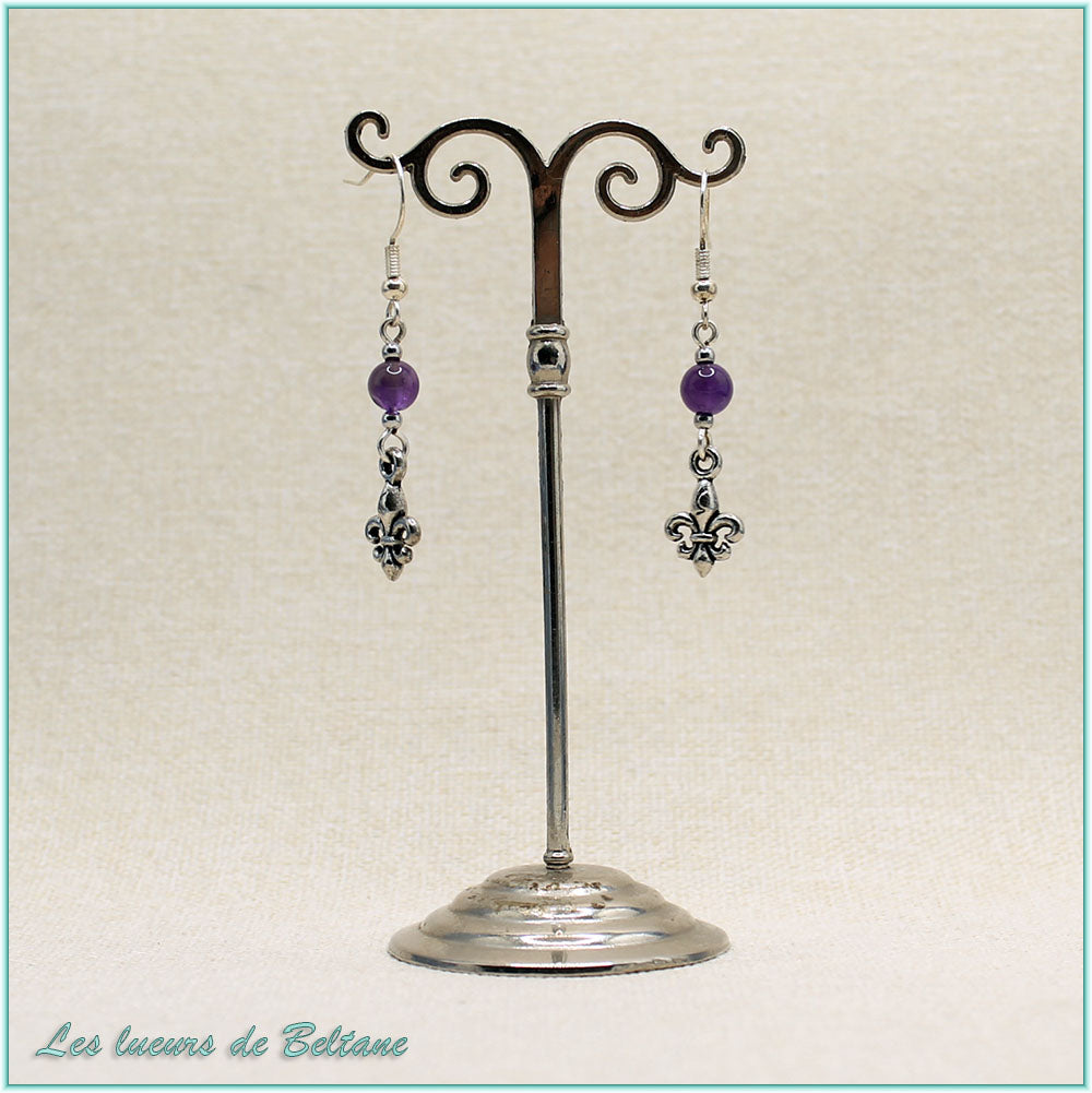 Boucles d'oreilles Iseult, fleur de lys argentée et perle d'améthyste