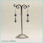 Boucles d'oreilles Iseult, fleur de lys argentée et perle d'améthyste