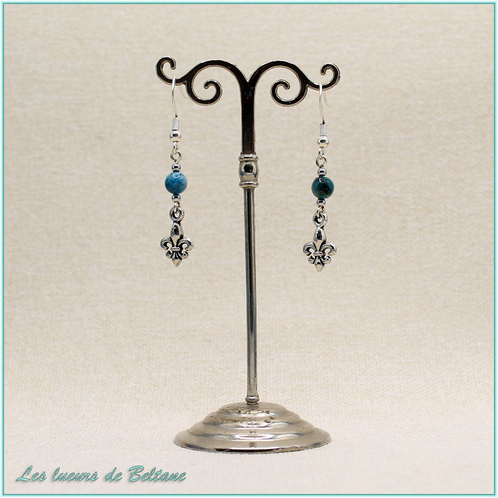Boucles d'oreilles Iseult, fleur de lys argentée et perle d'apatite
