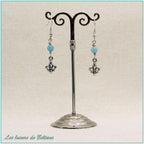 Boucles d'oreilles Iseult, fleur de lys argentée et perle de calcédoine