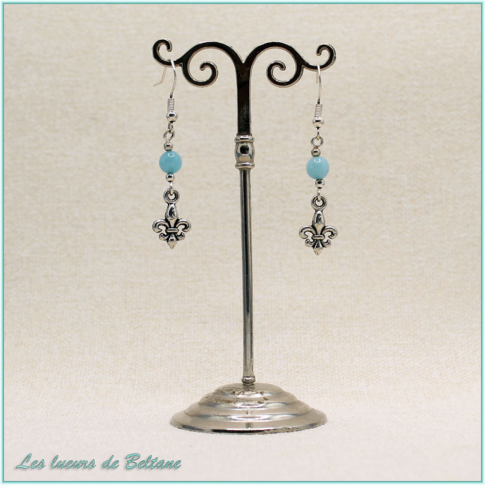 Boucles d'oreilles Iseult, fleur de lys argentée et perle de calcédoine