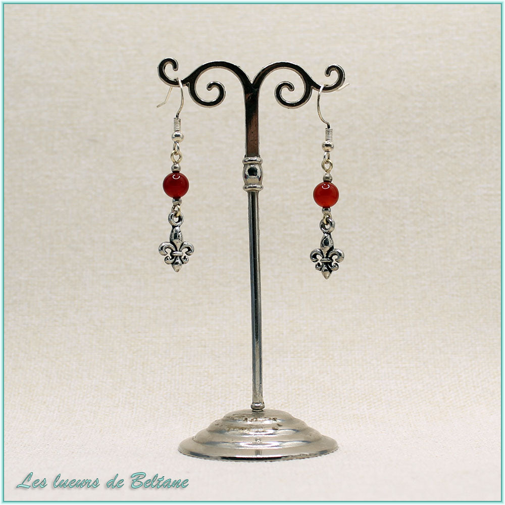 Boucles d'oreilles Iseult, fleur de lys argentée et perle de cornaline