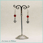 Boucles d'oreilles Iseult, fleur de lys argentée et perle de cornaline