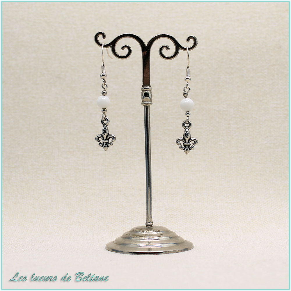 Boucles d'oreilles Iseult, fleur de lys argentée et perle de jade blanc