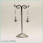 Boucles d'oreilles Iseult, fleur de lys argentée et perle de jade blanc